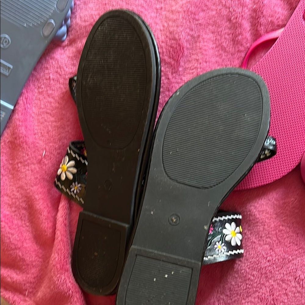 Sandal bundle. - Picture 7 of 7
